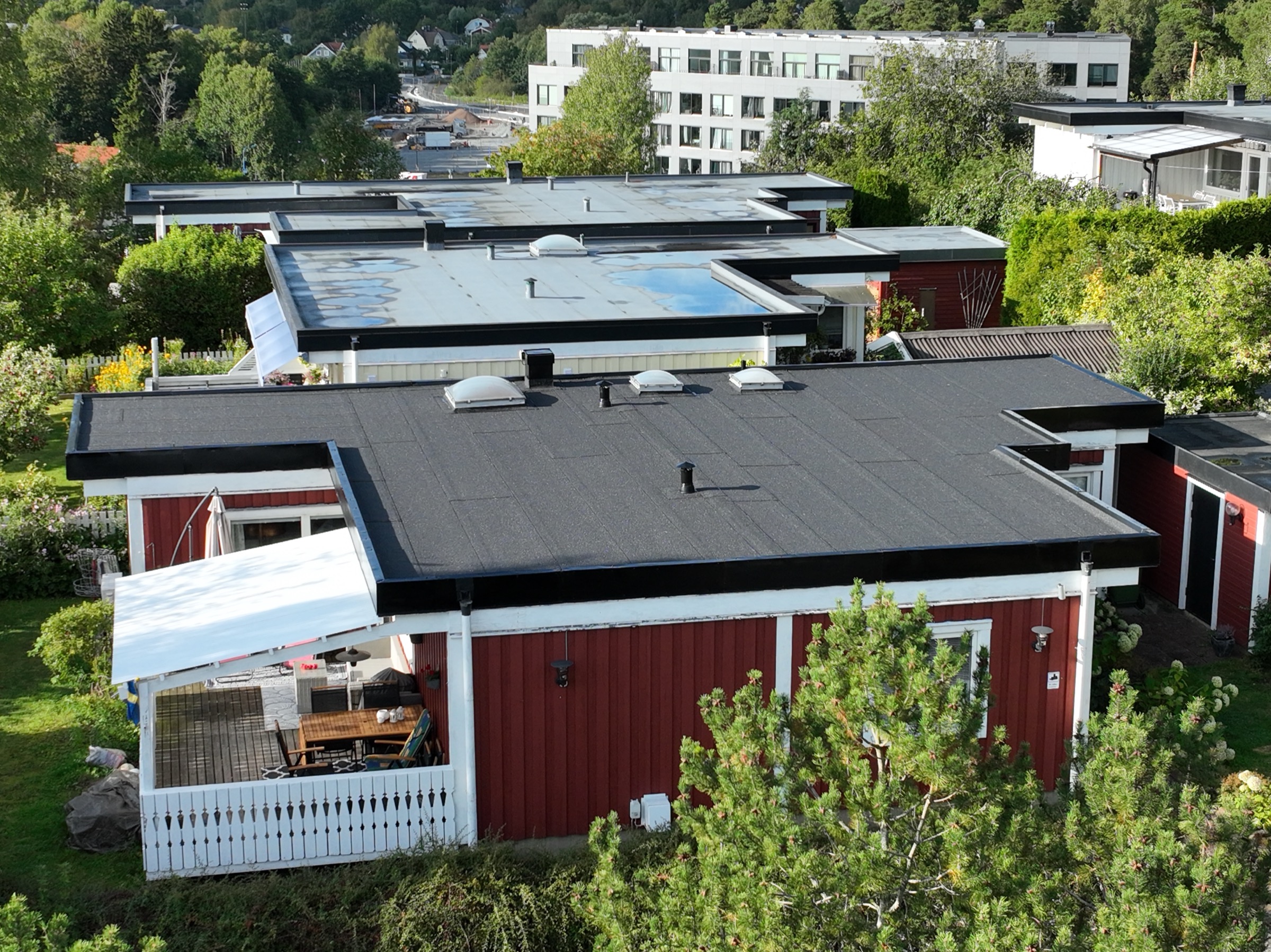 Papptak — drönarbild av nylagd ytpapp på flackt tak